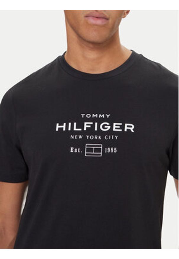 TOMMY HILFIGER - Tommy Hilfiger T-Shirt Stack Graphic MW0MW40002 Czarny Regular Fit. Kolor: czarny. Materiał: bawełna