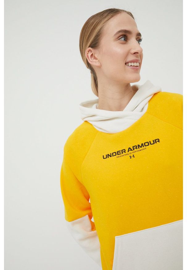 Under Armour bluza 1369851 damska kolor żółty z kapturem z aplikacją. Typ kołnierza: kaptur. Kolor: żółty. Wzór: aplikacja