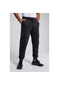 JAY-PI - Męskie Spodnie dresowe ściągane sznurkiem nowoczesny krój do roz. 8XL. Kolekcja: plus size. Kolor: czarny. Materiał: materiał, poliester, bawełna