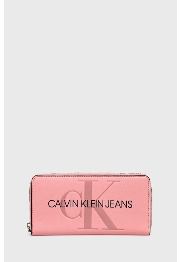 Calvin Klein Jeans - Portfel. Kolor: różowy. Materiał: materiał. Wzór: gładki