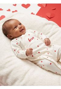 Sinsay - Bawełniany pajacyk z naszywką w kształcie serca - kremowy. Kolor: kremowy. Materiał: bawełna. Wzór: aplikacja #1