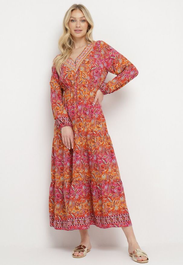 Born2be - Czerwona Sukienka Rozkloszowana z Falbanką w Print Paisley Kapiss. Typ kołnierza: dekolt w kształcie V. Kolor: czerwony. Długość rękawa: długi rękaw. Wzór: paisley, nadruk. Styl: klasyczny, elegancki