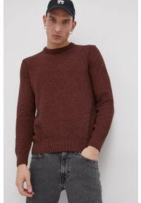 Superdry Sweter bawełniany męski kolor bordowy. Okazja: na co dzień. Kolor: czerwony. Materiał: bawełna. Długość rękawa: długi rękaw. Długość: długie. Wzór: ze splotem. Styl: casual