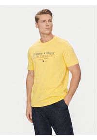 TOMMY HILFIGER - Tommy Hilfiger T-Shirt Center Stack MW0MW38621 Żółty Regular Fit. Kolor: żółty. Materiał: bawełna #1