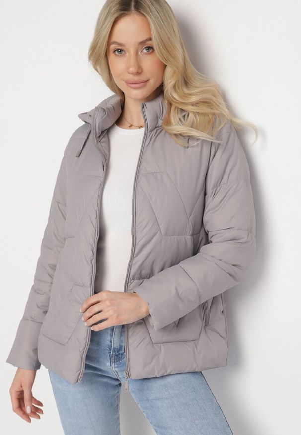 Born2be - Jasnoszara Kurtka z Szerokim Pikowaniem i Kapturem Yasidi. Okazja: na co dzień. Kolor: szary. Materiał: jeans. Styl: casual, elegancki