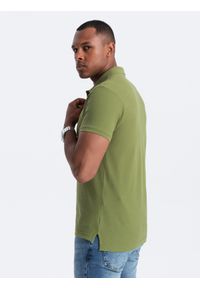Ombre Clothing - Męska koszulka polo jednokolorowa BASIC z dzianiny pique - oliwkowa V21 - Rozmiar: S. Okazja: na co dzień. Typ kołnierza: polo. Kolor: oliwkowy. Materiał: dzianina. Wzór: haft, aplikacja, jednolity. Styl: sportowy, wizytowy, casual #4