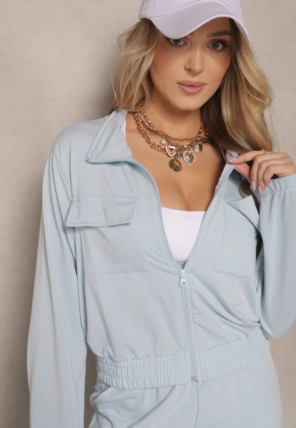 Renee - Jasnoniebieski Komplet Dresowy w Stylu Cargo Bluza i Spodnie Korirana. Kolor: niebieski. Materiał: dresówka. Wzór: aplikacja