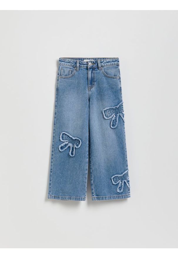 Reserved - Jeansy wide leg z aplikacjami - niebieski. Kolor: niebieski. Wzór: aplikacja