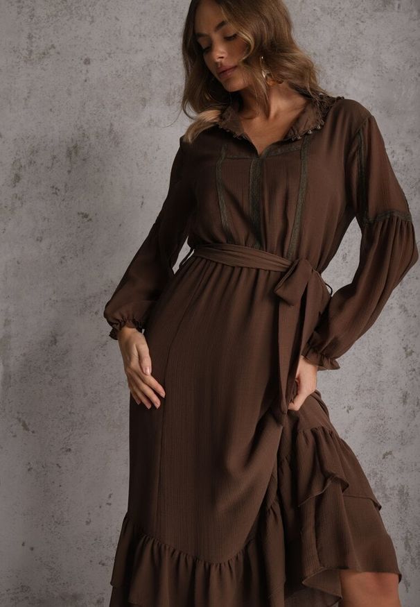 Renee - Brązowa Sukienka Boho z Paskiem Guzikami i Falbanami Nevinete. Okazja: na imprezę. Kolor: brązowy. Materiał: poliester. Styl: boho