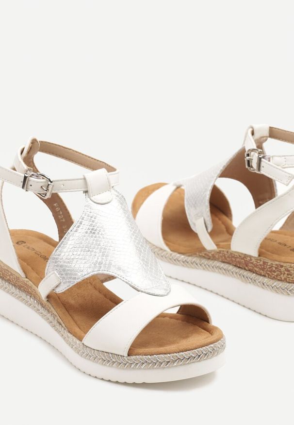 Renee - Białe Sandały z Ozdobną Wstawką z Tłoczeniami i Plecionym Paskiem na Koturnie Olimora. Okazja: na co dzień, na randkę. Nosek buta: otwarty. Zapięcie: pasek. Kolor: biały. Materiał: materiał. Sezon: lato. Obcas: na koturnie. Styl: casual, elegancki. Wysokość obcasa: średni