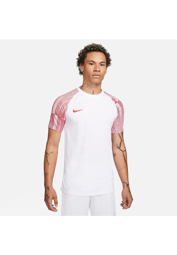 Koszulka sportowa męska Nike Drifit Academy. Kolor: biały, wielokolorowy. Długość rękawa: krótki rękaw. Długość: krótkie