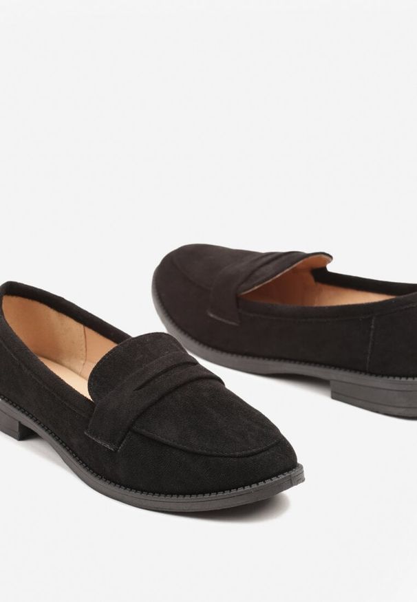 Renee - Czarne Mokasyny o Klasycznym Fasonie z Ozdobnym Wycięciem Karisen. Okazja: na co dzień. Kolor: czarny. Materiał: jeans, sztruks. Styl: klasyczny