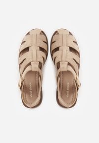 Born2be - Ciemnobeżowe Sandały Gladiatorki z Zapięciem na Klamerkę Chisttema. Okazja: na spacer, na co dzień. Kolor: beżowy. Materiał: jeans. Wzór: ażurowy. Obcas: na płaskiej podeszwie. Styl: casual, klasyczny #3