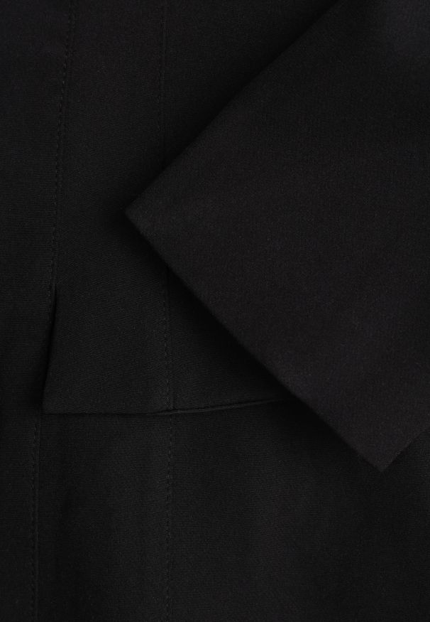 Renee - Czarna Trapezowa Sukienka VICES o Eleganckim Kroju Zdobionym Imitacją Kieszeni Agats. Kolor: czarny. Wzór: aplikacja. Typ sukienki: trapezowe. Styl: elegancki