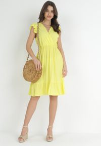 Born2be - Żółta Wiskozowa Sukienka Mini z Gumką w Talii i Kopertowym Dekoltem Yalemena. Kolor: żółty. Materiał: wiskoza. Sezon: wiosna, lato. Typ sukienki: kopertowe. Długość: mini #5