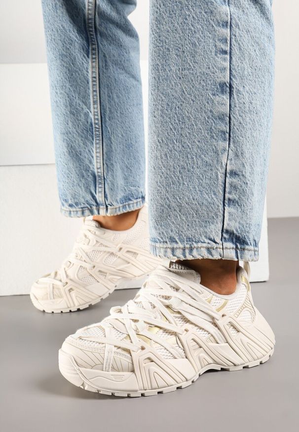 Renee - Beżowe Sneakersy Ozdobione Geometrycznym Motywem Pollines. Okazja: na co dzień. Zapięcie: sznurówki. Kolor: beżowy. Materiał: jeans. Wzór: aplikacja, geometria