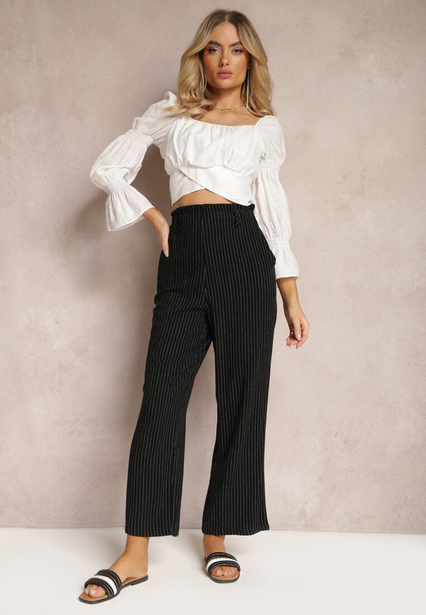 Renee - Czarne Spodnie Regular w Prążki High Waist Sallamia. Okazja: na co dzień. Stan: podwyższony. Kolor: czarny. Materiał: tkanina. Wzór: prążki. Styl: klasyczny, elegancki, casual