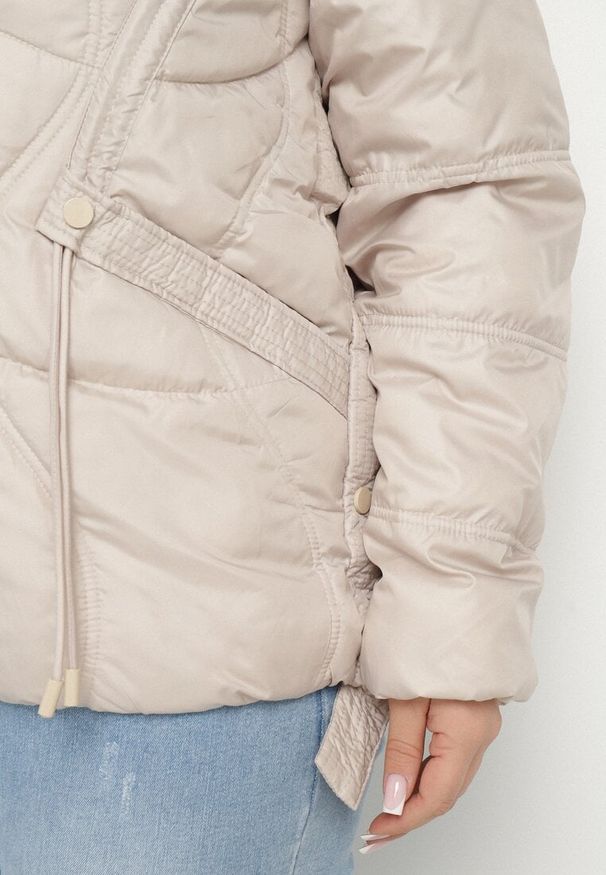 Born2be - Beżowa Kurtka Pikowana z Nieodpinanym Kapturem i Kieszeniami Annitte. Okazja: na co dzień. Kolekcja: plus size. Kolor: beżowy. Materiał: jeans. Styl: casual