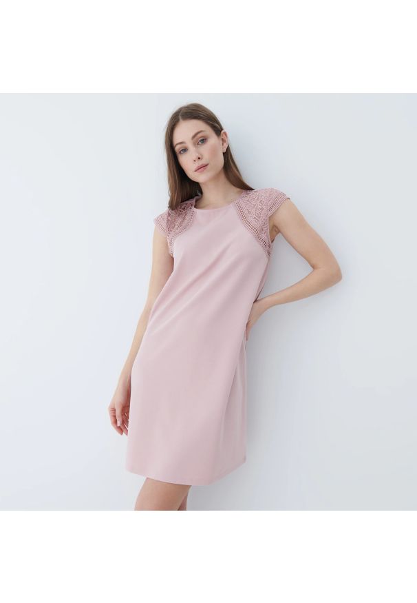Mohito - Trapezowa sukienka z koronką - Różowy. Kolor: różowy. Materiał: koronka. Wzór: koronka. Typ sukienki: trapezowe