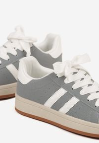 Born2be - Szaro-Białe Sneakersy z Ozdobnymi Paskami Rilanira. Okazja: na co dzień. Zapięcie: pasek. Kolor: szary. Materiał: jeans. Wzór: paski