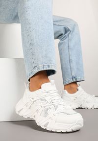 Born2be - Białe Sneakersy na Grubej Podeszwie z Geometrycznym Wzorem i Cyrkoniami Lavinoria. Okazja: na co dzień. Kolor: biały. Materiał: jeans. Wzór: geometria #4