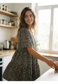 Sinsay - Luźna sukienka mini babydoll z krótkim rękawem - wielobarwny. Długość rękawa: krótki rękaw. Długość: mini #1