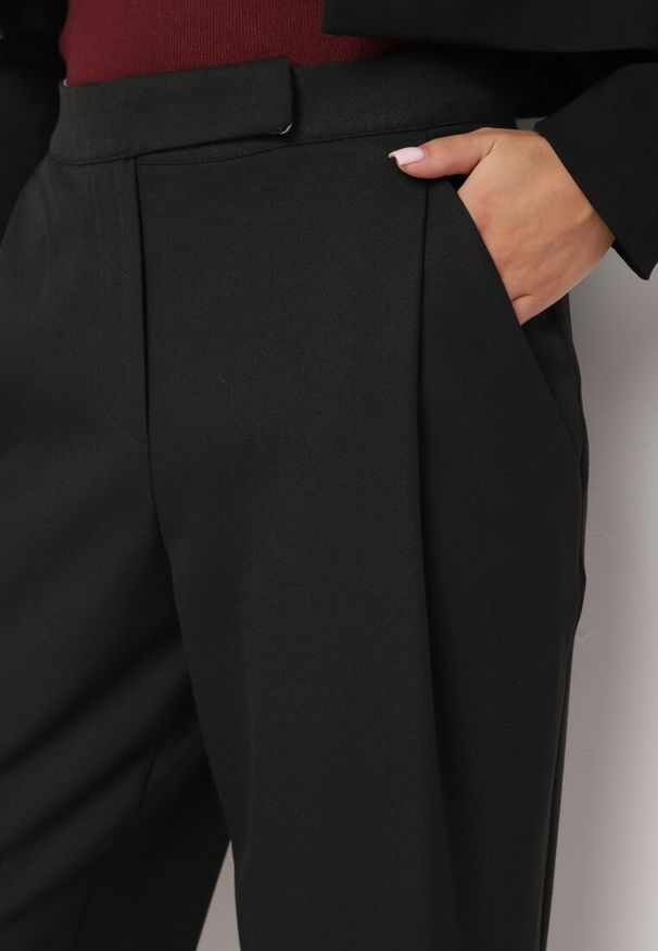 Born2be - Czarne Spodnie Garniturowe z Wysokim Stanem Lessara. Okazja: do pracy, na spotkanie biznesowe. Stan: podwyższony. Kolor: czarny. Materiał: jedwab. Styl: biznesowy, klasyczny, elegancki