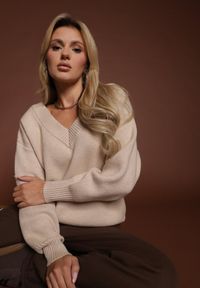 Renee - Beżowy Sweter z Kaszmirem i Trójkątnym Dekoltem Plenne. Kolor: beżowy. Materiał: kaszmir. Styl: klasyczny