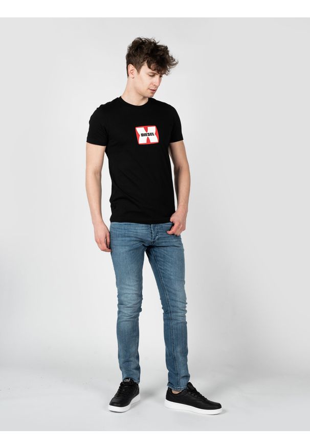 Diesel T-Shirt "T-Diegor" | A03848-0GRAI-9XX | Mężczyzna | Czarny. Okazja: na co dzień. Kolor: czarny. Materiał: bawełna. Wzór: nadruk. Styl: casual