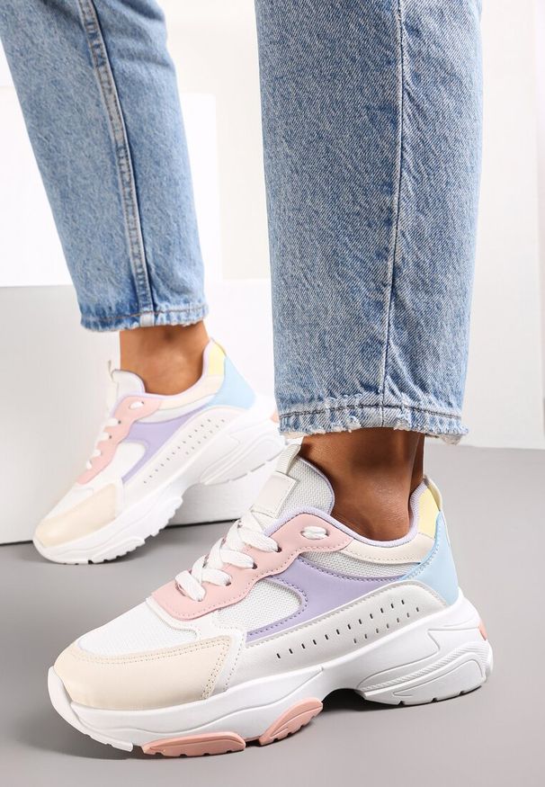 Renee - Biało-Różowe Sneakersy na Grubej Podeszwie z Cholewką przed Kostkę i Perforacją Obethy. Wysokość cholewki: przed kostkę. Kolor: biały. Szerokość cholewki: normalna