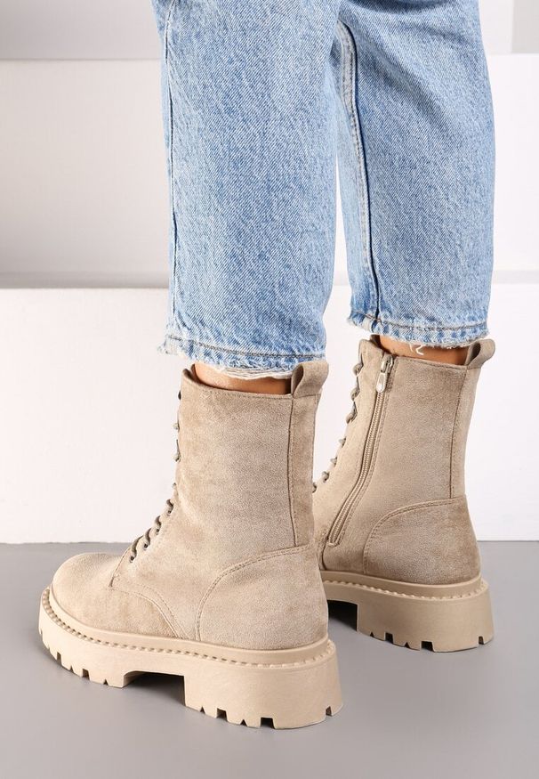 Renee - Ciemnobeżowe Sznurowane Botki na Platformie w Stylu Workerów Erisandre. Okazja: na co dzień. Kolor: beżowy. Materiał: jeans. Szerokość cholewki: normalna. Obcas: na platformie. Styl: klasyczny, casual