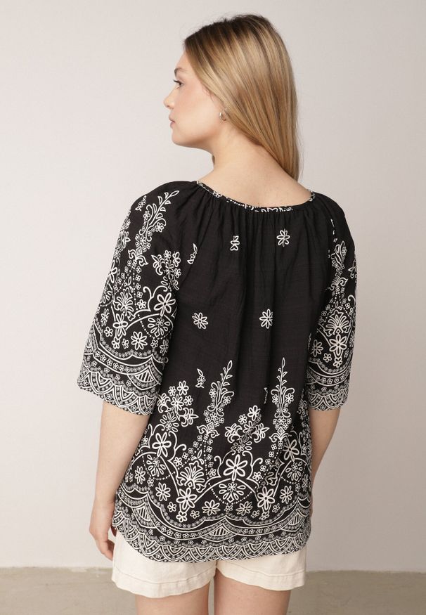 Born2be - Czarna Bluzka z Wiskozy z Kwiatowym Wzorem Wiązaniem i Frędzlami Hawnalue. Okazja: na co dzień, do pracy, na spacer. Kolor: czarny. Materiał: wiskoza. Wzór: kwiaty. Styl: boho, casual, elegancki