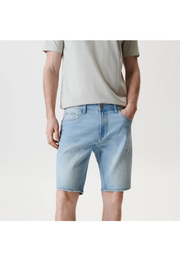 Sinsay - Szorty jeansowe slim - Niebieski. Kolor: niebieski. Materiał: jeans