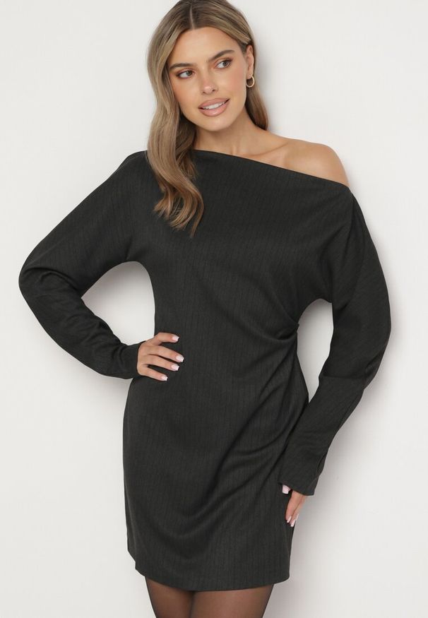 Born2be - Ciemnoszara Asymetryczna Sukienka z Wiskozą z Dekoltem w Łódkę i Marszczeniem przy Talii Sofilda. Okazja: na co dzień. Typ kołnierza: dekolt w łódkę. Kolor: szary. Materiał: wiskoza. Długość rękawa: długi rękaw. Typ sukienki: asymetryczne. Styl: wizytowy, klasyczny, casual