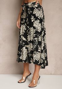 Renee - Czarna Rozkloszowana Spódnica z Wiskozy w Kwiatowy Wzór z Paskiem Tilinda. Okazja: na co dzień. Kolor: czarny. Materiał: wiskoza. Wzór: kwiaty. Styl: casual #4