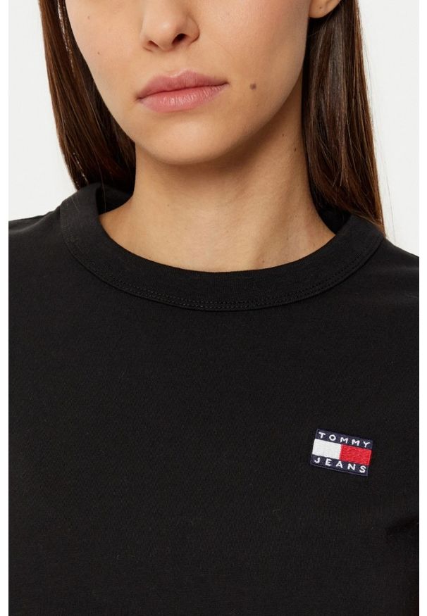 Tommy Jeans - TOMMY JEANS Czarny damski t-shirt z małym logo, Rozmiar S. Kolor: czarny