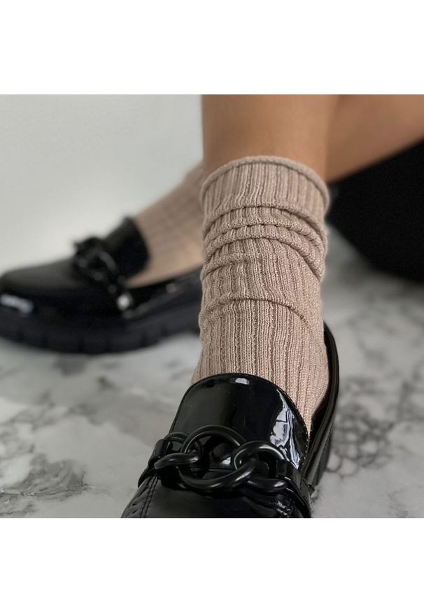 Milena - Skarpetki damskie bezuciskowe w prążek z lurexem 1203 be. Kolor: beżowy. Materiał: poliamid, elastan, materiał, bawełna. Wzór: prążki