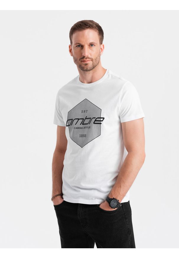 Ombre Clothing - T-shirt męski bawełniany z nadrukiem geometrycznym i logotypem - biały V1 OM-TSPT-0141 - XXL. Kolor: biały. Materiał: bawełna. Wzór: geometria, nadruk