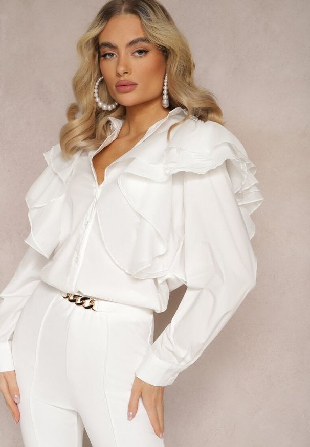 Renee - Biała Koszula Lupi. Typ kołnierza: kołnierz z falbankami. Kolor: biały. Materiał: tkanina. Długość rękawa: długi rękaw. Długość: długie. Wzór: jednolity, gładki. Styl: klasyczny, elegancki