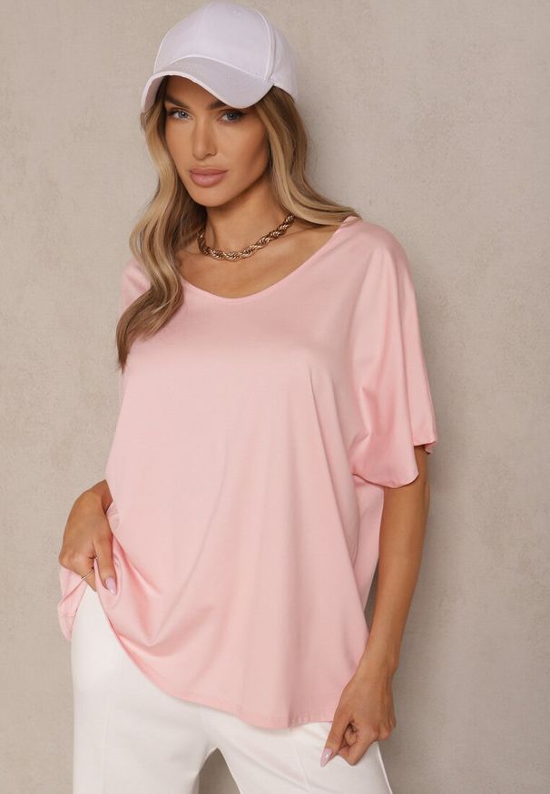 Renee - Jasnoróżowy T-shirt z Wiskozą w Stylu Nietoperza Liofala. Okazja: na co dzień. Kolor: różowy. Materiał: wiskoza. Styl: casual, elegancki