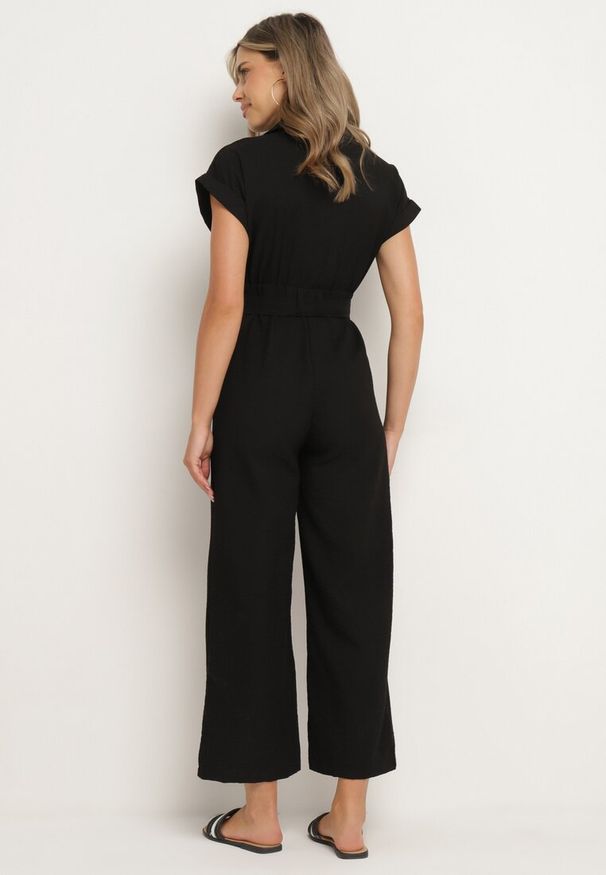 Born2be - Czarny Kombinezon z Krótkim Rękawem i Szerokimi Nogawkami z Materiałowym Paskiem Floeria. Okazja: na co dzień. Kolor: czarny. Materiał: materiał. Długość rękawa: krótki rękaw. Długość: krótkie. Styl: elegancki, casual, wizytowy