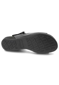 Czarne Sandały Armodo Stylowe Płaskie Obuwie Damskie. Okazja: na spacer. Zapięcie: pasek. Kolor: czarny. Materiał: skóra. Sezon: lato. Obcas: na platformie. Styl: elegancki
