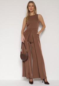 Born2be - Brązowy Elegancki Kombinezon z Ozdobnymi Zakładkami Zellysha. Okazja: na co dzień, na spotkanie biznesowe. Kolor: brązowy. Wzór: aplikacja. Styl: elegancki #4