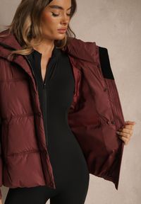 Renee - Bordowa Oversizowa Kurtka Puffer z Kapturem i Naszywką przy Rękawie Azine. Okazja: na co dzień. Typ kołnierza: kaptur. Kolor: czerwony. Materiał: dzianina, jeans. Wzór: aplikacja. Styl: casual
