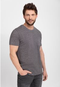 Volcano - T-shirt z kieszonką T-MEIL. Okazja: na co dzień. Kolor: szary. Materiał: włókno, skóra, bawełna, materiał. Długość rękawa: krótki rękaw. Długość: krótkie. Wzór: melanż. Sezon: lato. Styl: wizytowy, klasyczny, casual, sportowy #1