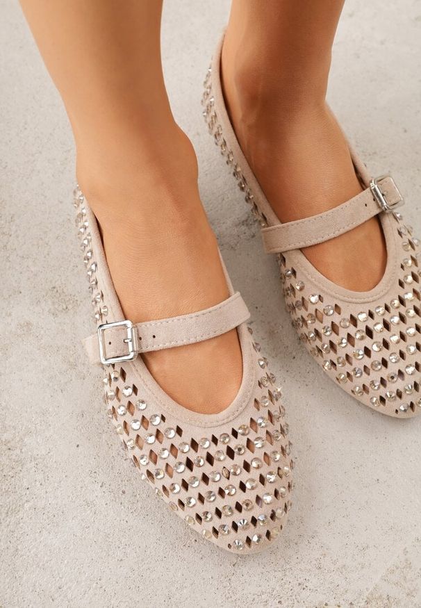 Renee - Ciemnobeżowe Balerinki w Stylu Mary Jane z Cyrkoniami i Ażurową Cholewką Lyphenne. Kolor: beżowy. Materiał: satyna, jeans. Szerokość cholewki: normalna. Wzór: ażurowy. Styl: glamour, klasyczny