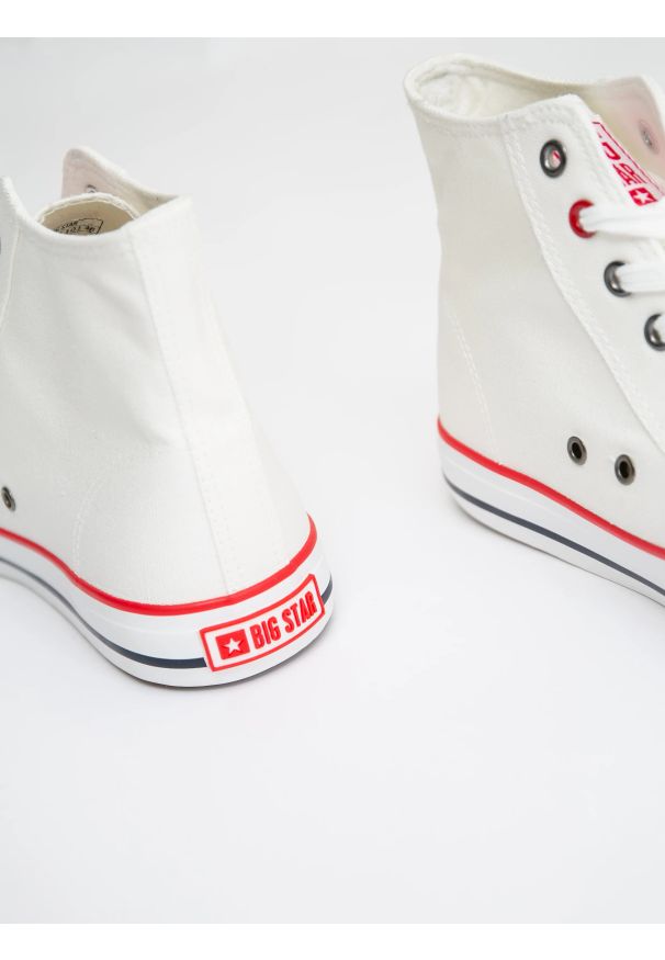 Big-Star - Trampki męskie wysokie białe JJ174602 101. Okazja: na co dzień, na spotkanie biznesowe. Wysokość cholewki: za kostkę. Nosek buta: okrągły. Kolor: biały. Materiał: jeans. Styl: casual, elegancki, sportowy, biznesowy