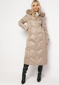 Born2be - Beżowa Pikowana Kurtka Maxi Płaszcz z Ozdobnym Marszczeniem i Futerkiem Estenous. Okazja: na co dzień. Kolor: beżowy. Materiał: futro. Styl: casual, klasyczny #2