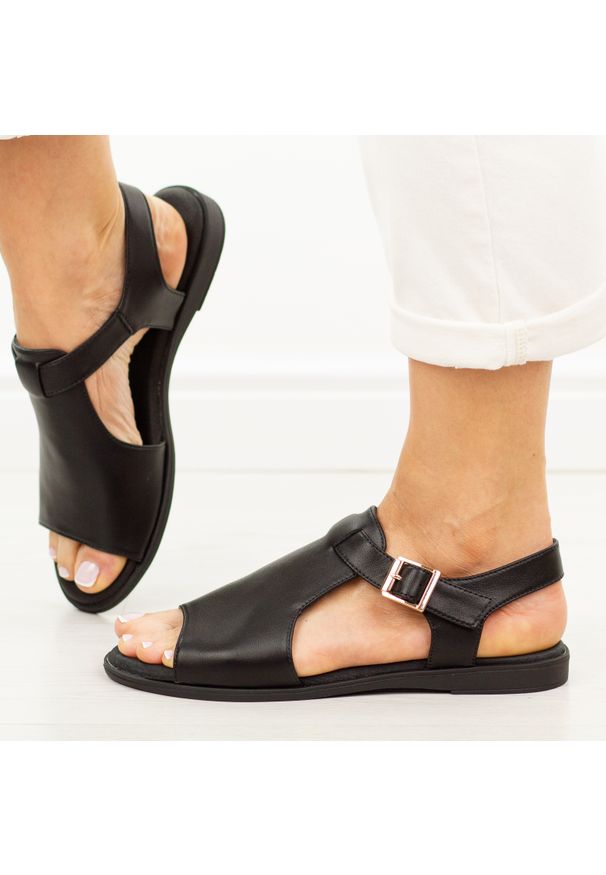 Czarne skórzane płaskie sandały damskie Cambell 19391. Okazja: na co dzień. Zapięcie: pasek. Kolor: czarny. Materiał: skóra. Wzór: aplikacja. Sezon: wiosna, lato. Obcas: na płaskiej podeszwie. Styl: elegancki, casual