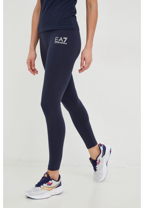 EA7 Emporio Armani legginsy damskie kolor granatowy z nadrukiem. Kolor: niebieski. Materiał: dzianina. Wzór: nadruk